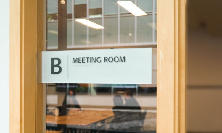 Glass door with a sign reading "meeting room"